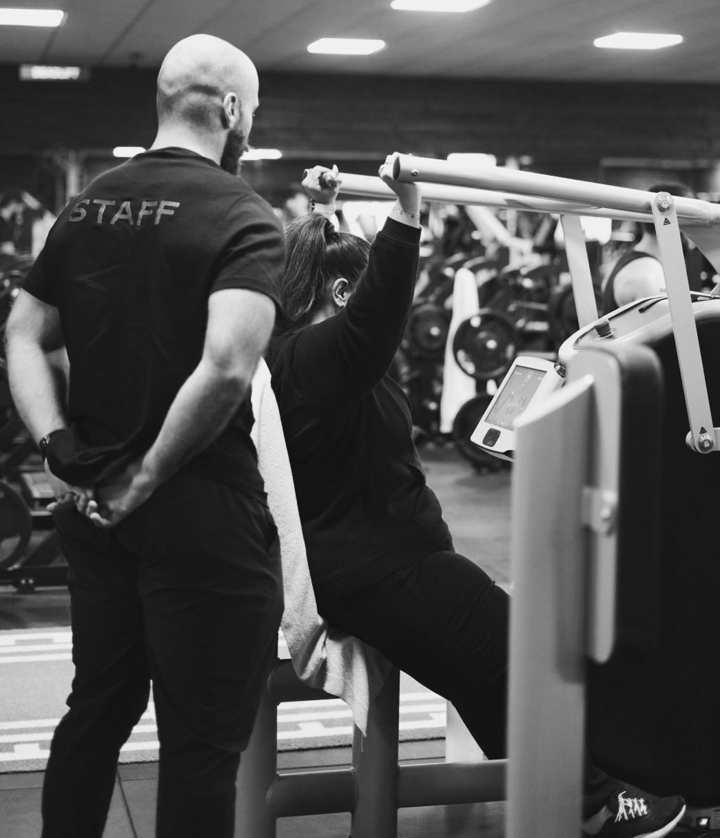 Intérieur chaleureux de la salle de sport FitGood Nantes — ambiance boisée et naturelle pour votre bien-être