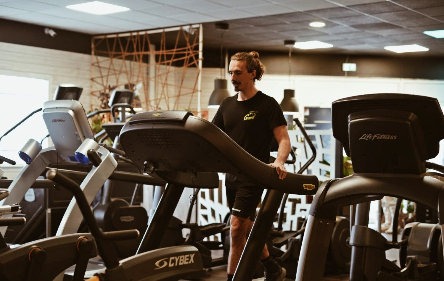 Espace cardio-training FitGood Nantes — tapis de course, vélos, rameurs et elliptiques dernière génération
