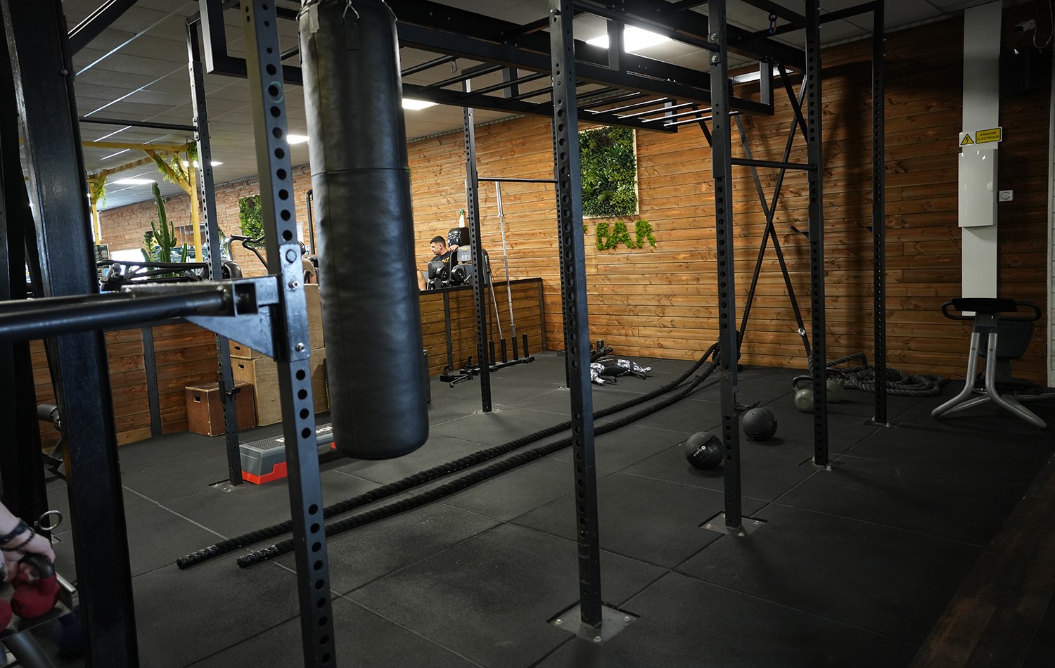 Espace cross-training et préparation Hyrox FitGood Nantes — cages, barres olympiques, kettlebells, sled et piste fonctionnelle