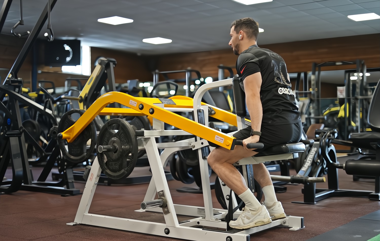 Salle de musculation FitGood Nantes — haltères, poids libres de 2 à 60 kg et équipements de performance