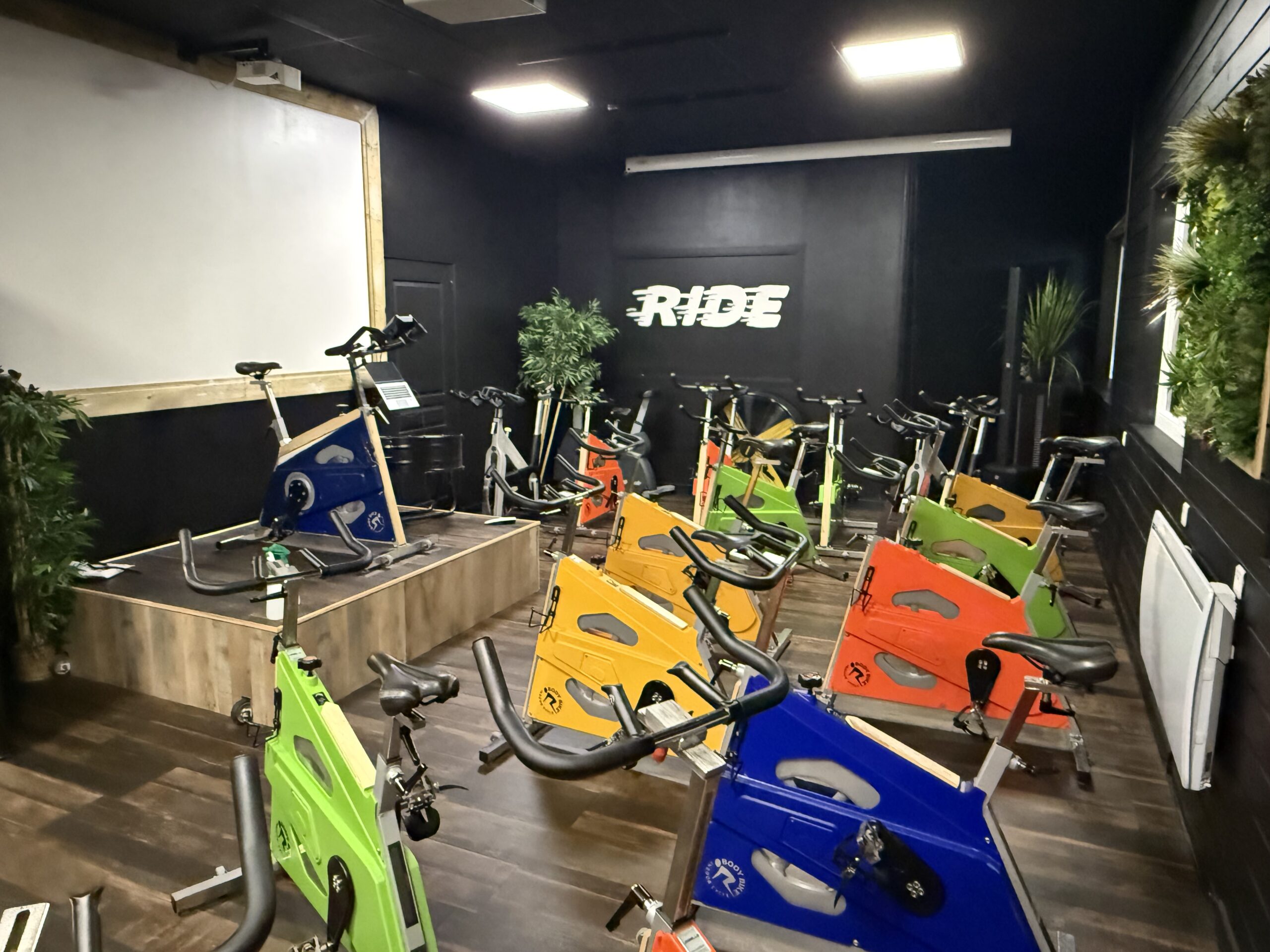 Salle de cycling immersif dans le cadre unique de FitGood Nantes