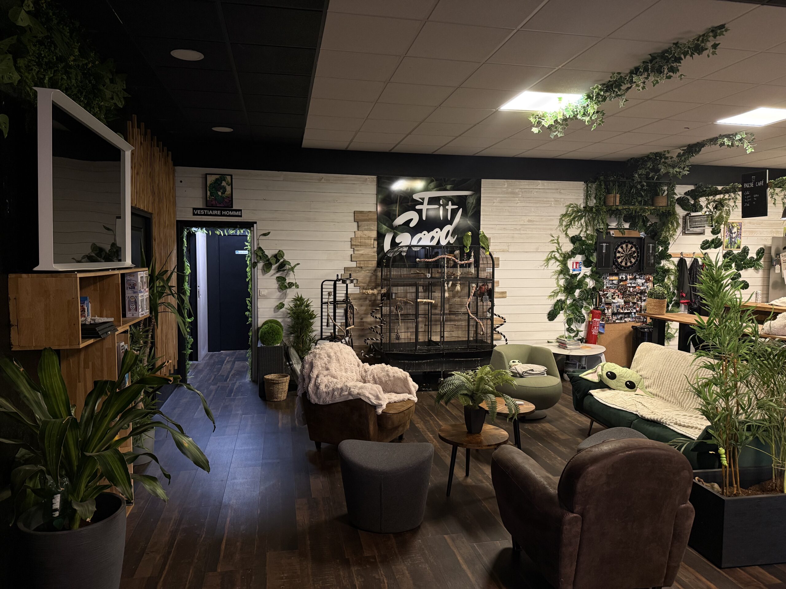 Espace détente et snack-bar de la salle de sport FitGood Nantes — coin convivial pour se retrouver après l'entraînement