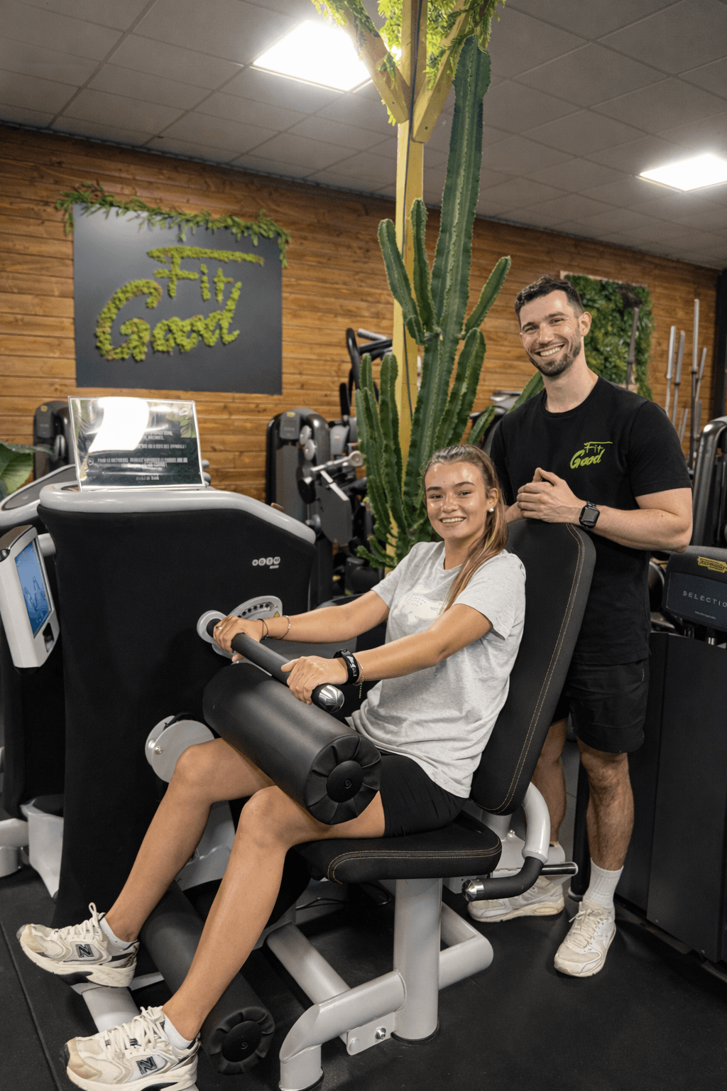 Batiste, coach FitGood Nantes, accompagne une adhérente sur une machine E-Gym connectée