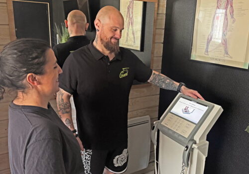 Coach E3S FitGood expliquant l'appareil InBody 770 à une adhérente — bilan de composition corporelle à Nantes