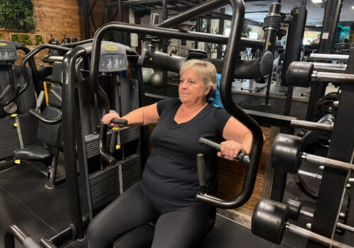 Femme senior en séance de musculation guidée pour diabète de type 2 — FitGood Nantes